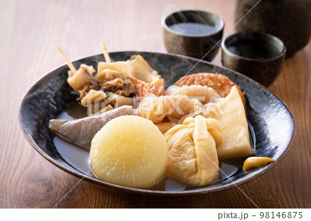 温かいおでんと日本酒 98146875