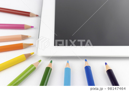 タブレットと色鉛筆.タブレットでイラストを作成するイメージ タブレットと色鉛筆.タブレットでイラストを作成するイメージ 98147464