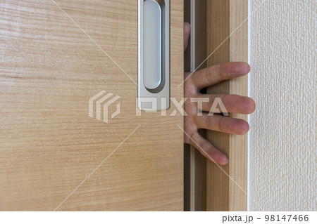 ドアに挟まれた男性の手 ドアに挟まれた男性の手 98147466