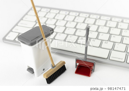 キーボードと玩具の掃除道具。コンピューターのクリーンアップイメージ キーボードと玩具の掃除道具。コンピューターのクリーンアップイメージ 98147471