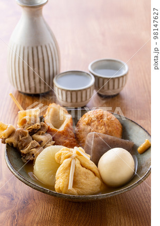 温かいおでんと日本酒 98147627