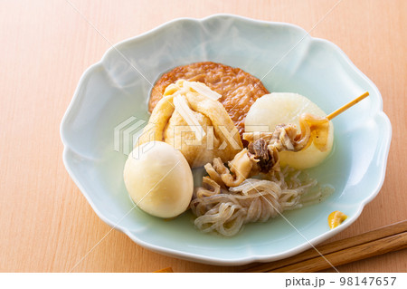 温かいおでん 98147657