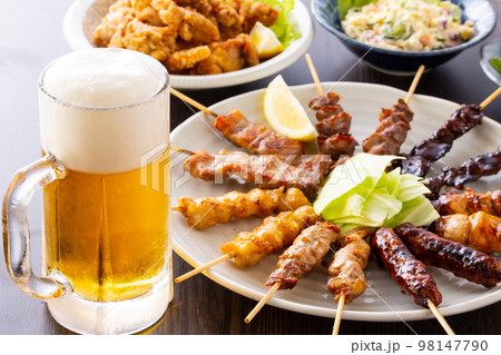 居酒屋の焼鳥の盛合せとビール 98147790