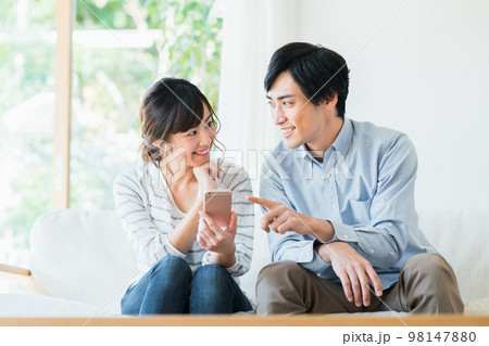スマホを見る若いカップル スマホを見る若いカップル 98147880