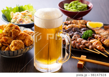居酒屋の生ビールと料理 98147928