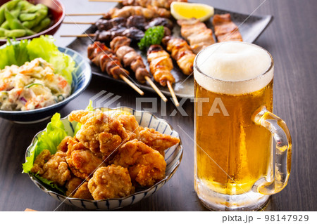 居酒屋の生ビールと料理 98147929