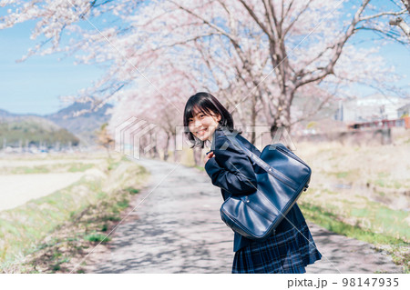 桜並木と高校生 98147935