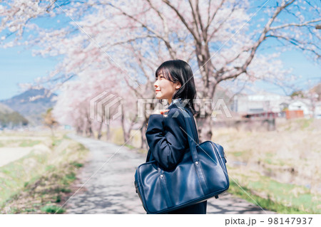桜並木と高校生 98147937