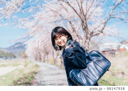 桜並木と高校生 98147938