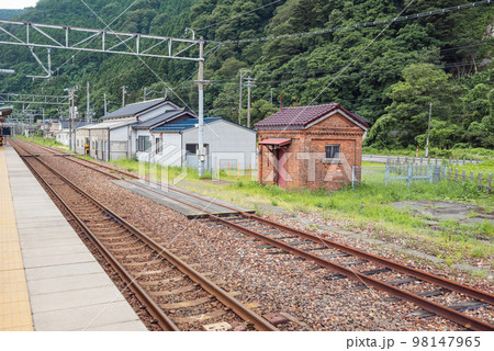【えちごトキめき鉄道】線路とランプ小屋【夏】 【えちごトキめき鉄道】線路とランプ小屋【夏】 98147965