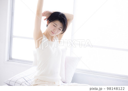 ライフスタイル ストレッチをする若い女性 ライフスタイル ストレッチをする若い女性 98148122