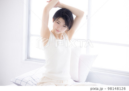 ライフスタイル ストレッチをする若い女性 ライフスタイル ストレッチをする若い女性 98148126