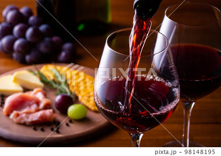 赤ワインとオードブル 98148195