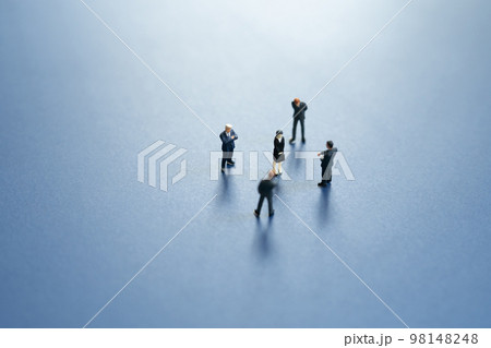 パワハラを受ける女性社員イメージ 98148248