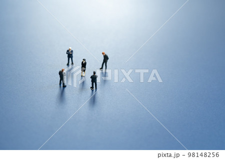 パワハラを受ける女性社員イメージ パワハラを受ける女性社員イメージ 98148256