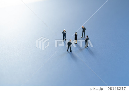 パワハラを受ける女性社員イメージ 98148257