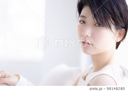 ビューティーイメージ　パジャマでくつろぐ若い女性 98148280