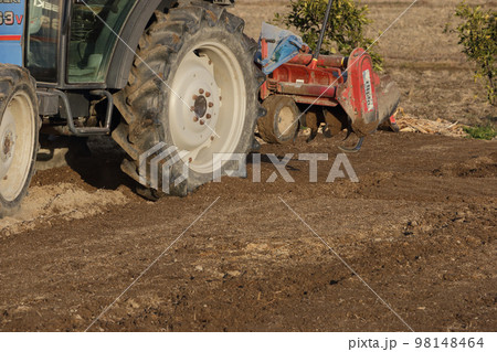 トラクターでの冬作業 98148464