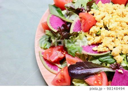 カラフルなサラダ 98148494