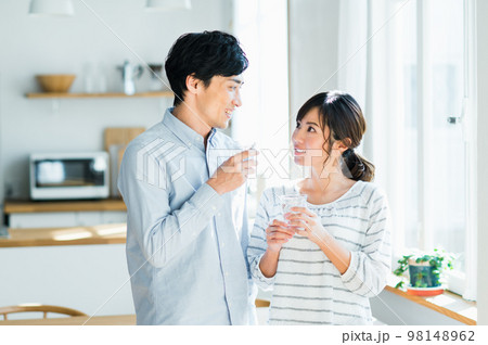 ミネラルウォーターを飲む若い夫婦 ミネラルウォーターを飲む若い夫婦 98148962