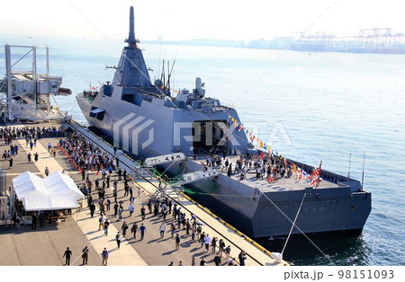 近未来的な容姿で日本の海と空を護る…多機能な護衛艦FMMくまの 98151093
