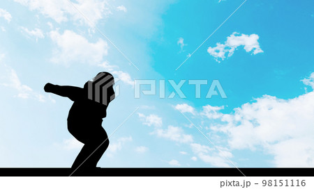 飛ぼうとしている1人の女性シルエット_青空背景ワイド 飛ぼうとしている1人の女性シルエット_青空背景ワイド 98151116