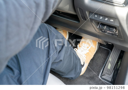 車のブレーキペダルを踏む足 98151298