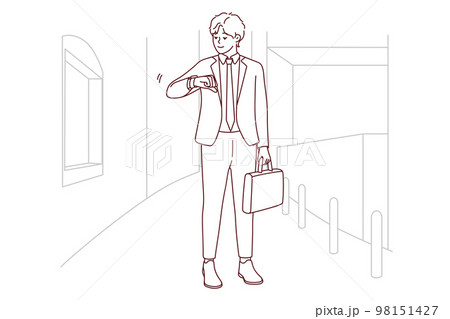 Businessman check time on clock 98151427