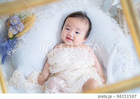 生後100日(生後3カ月)を迎えた赤ちゃん 生後100日(生後3カ月)を迎えた赤ちゃん 98151587