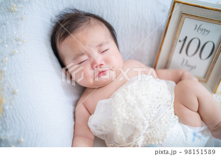 生後100日(生後3カ月)を迎えてくしゃみをする赤ちゃん 生後100日(生後3カ月)を迎えてくしゃみをする赤ちゃん 98151589