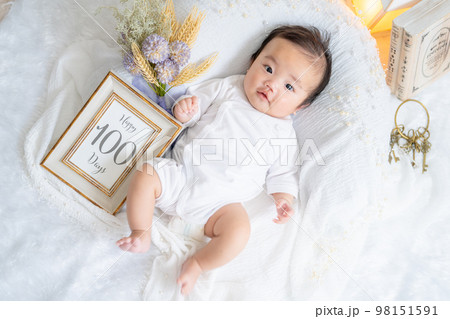 生後100日(生後3カ月)を迎えた赤ちゃん 生後100日(生後3カ月)を迎えた赤ちゃん 98151591