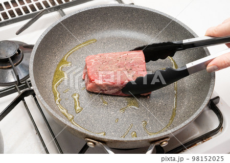 黒毛和牛もも肉の調理シーン 98152025