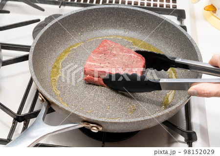 黒毛和牛もも肉の調理シーン 黒毛和牛もも肉の調理シーン 98152029