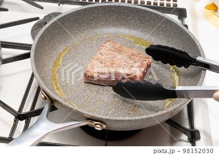黒毛和牛もも肉の調理シーン 黒毛和牛もも肉の調理シーン 98152030