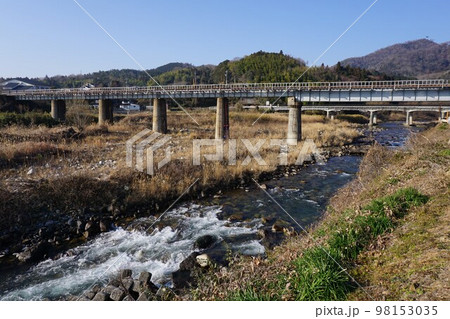 因美線の加茂川に掛かる鉄道橋「加茂川橋梁」 98153035
