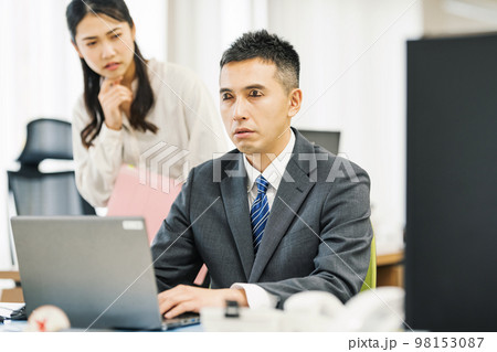 オフィスで居眠りするビジネスマン 98153087