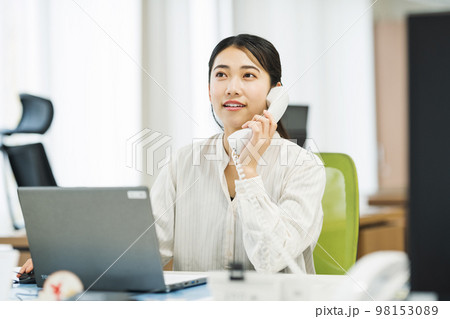 オフィスで電話をするキャリアウーマン 98153089
