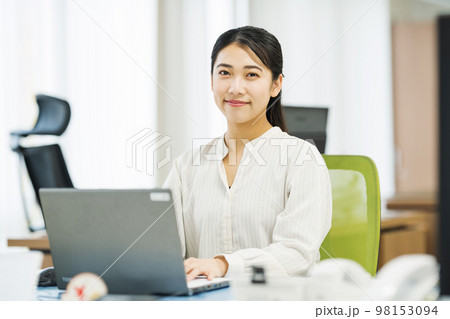 オフィスで働く女性のポートレート 98153094