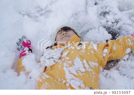 雪遊び 98153097