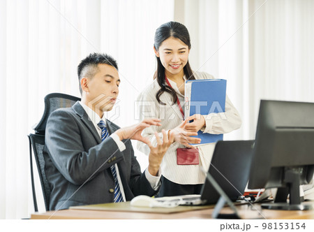 オフィスで上司と話すキャリアウーマン 98153154
