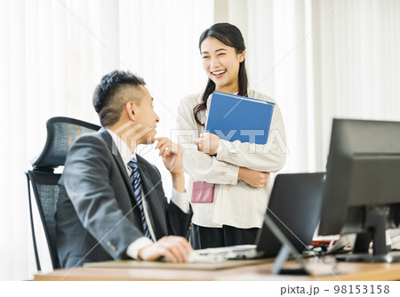 オフィスで上司と話すキャリアウーマン 98153158