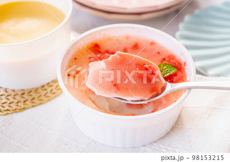 デザートの苺ソースがかかった杏仁豆腐 98153215