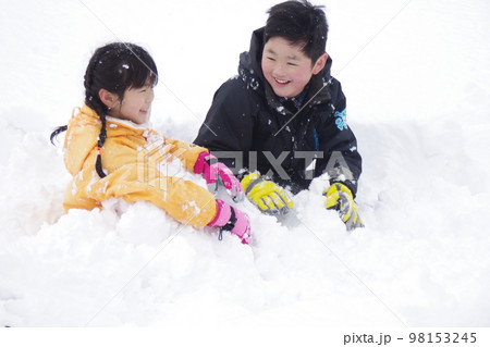 兄妹なかよし雪遊び 98153245