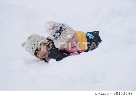 兄妹なかよし雪遊び 98153248