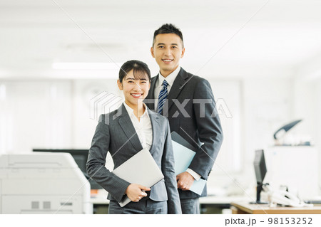 オフィスで働く若い男女ビジネスパーソン オフィスで働く若い男女ビジネスパーソン 98153252