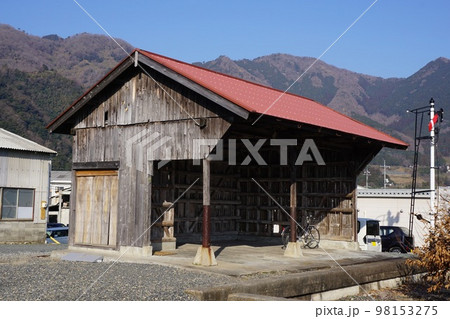 岡山県津山市にある因美線「美作滝尾駅 貨物上屋1号(推薦産業遺産)」 岡山県津山市にある因美線「美作滝尾駅 貨物上屋1号(推薦産業遺産)」 98153275