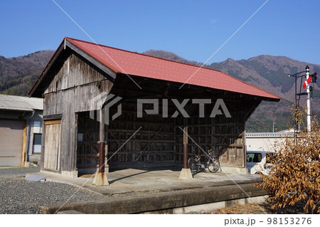 岡山県津山市にある因美線「美作滝尾駅 貨物上屋1号(推薦産業遺産)」 岡山県津山市にある因美線「美作滝尾駅 貨物上屋1号(推薦産業遺産)」 98153276