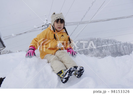 雪あそび女の子七歳 98153326