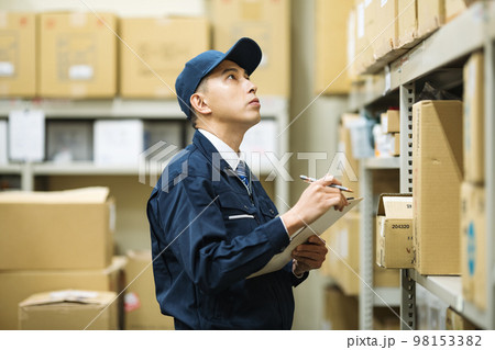 物流倉庫で検品をする作業服の男性 98153382