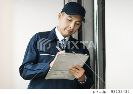 設備を点検する作業服の男性 設備を点検する作業服の男性 98153433